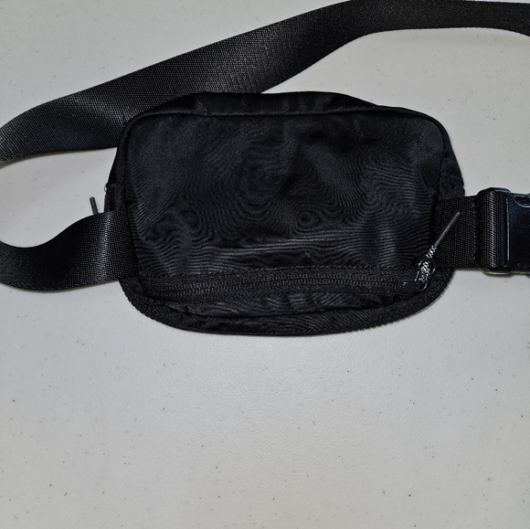 Lululemon Everywhere Belt Bag EUC - Picture 14 of 14